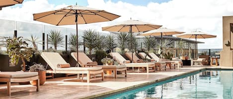 Piscine extérieure, tentes de plage, chaises longues