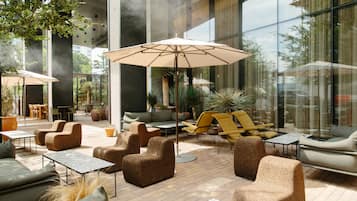 2 restaurantes; se sirve desayuno, almuerzo y cena; cocina mediterránea