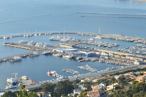 Bel appartement climatisé dans résidence avec piscine et place de parking 
