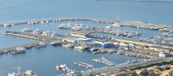 Bel appartement climatisé dans résidence avec piscine et place de parking 