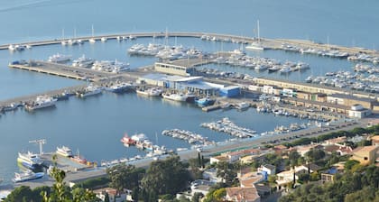 Beautiful air-conditioned apartment in residence with swimming pool and parking