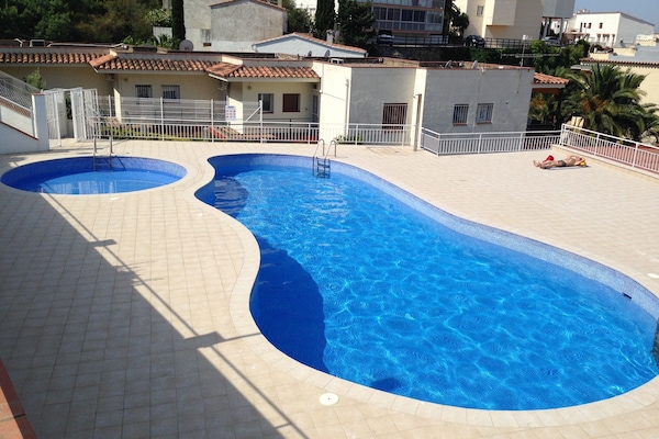 piscine et sa pataugeoire . Au fond la résidence