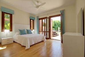 4 soverom, safe på rommet, strykejern/-brett og reiseseng for barn