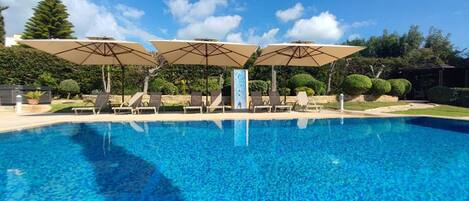 Outdoor pool, a heated pool