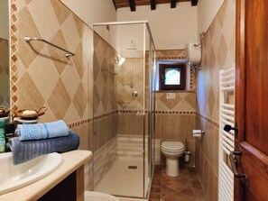 Duschwanne, Haartrockner, Bidet, Handtücher