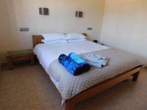 3 Schlafzimmer, Schreibtisch, Bügeleisen/Bügelbrett, Reisekinderbett