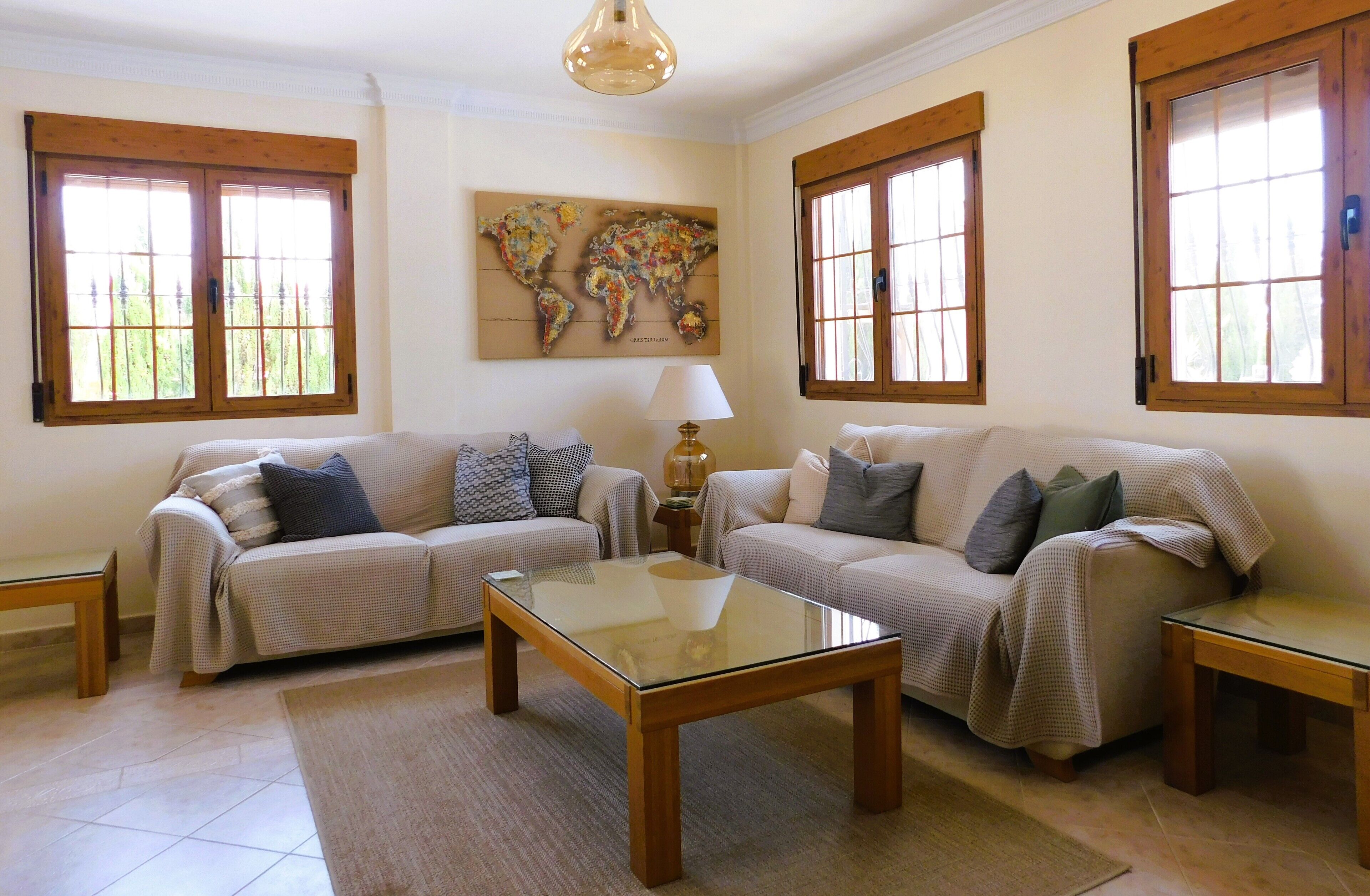 スマートテレビ、暖炉、DVD プレーヤー、卓球台