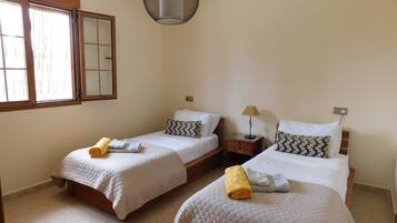 3 slaapkamers, een bureau, een strijkplank/strijkijzer, reisbedje