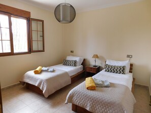 3 slaapkamers, een bureau, een strijkplank/strijkijzer, reisbedje