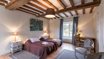 5 bedrooms, iron/ironing board, free WiFi, bed sheets