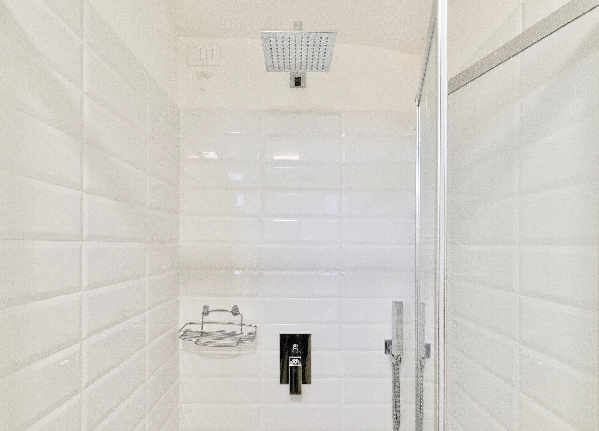 Shower, free toiletries, hair dryer, bidet
