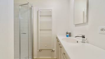 Dusche, kostenlose Toilettenartikel, Haartrockner, Bidet