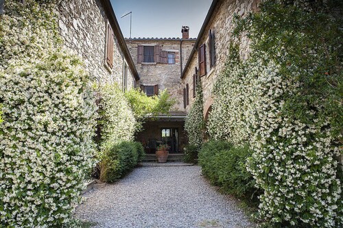 Casa Monia A: A bright and elegant apartment with the strong charachter which derives from it actually being a restored old mill, with Free WI-FI.