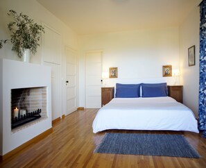4 habitaciones, tabla de planchar con plancha, wifi y ropa de cama