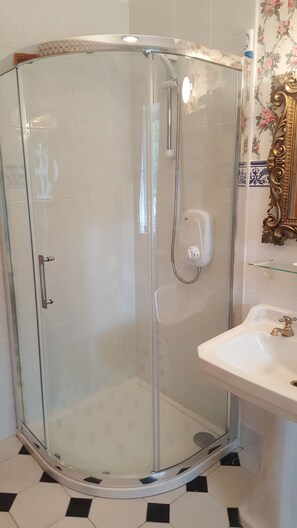 Kombinert dusj/badekar, boblebad, hårføner og bidé