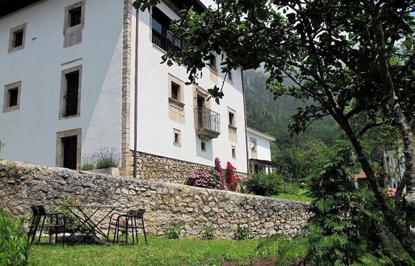 Casona desde el jardín