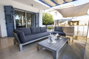 3 bedrooms, premium bedding, blackout drapes, iron/ironing board - Nirvana Seaside Villa (Pervolia)