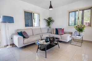 3 bedrooms, premium bedding, blackout drapes, iron/ironing board - Nirvana Seaside Villa (Pervolia)