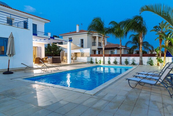 Seasonal outdoor pool, sun loungers - Nirvana Seaside Villa (Pervolia)