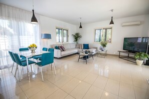 3 bedrooms, premium bedding, blackout curtains, iron/ironing board - Nirvana Seaside Villa (Pervolia)