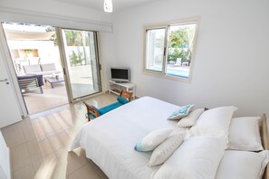 3 bedrooms, premium bedding, blackout drapes, iron/ironing board - Nirvana Seaside Villa (Pervolia)