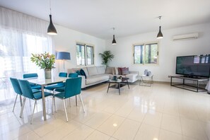 3 bedrooms, premium bedding, blackout drapes, iron/ironing board - Nirvana Seaside Villa (Pervolia)