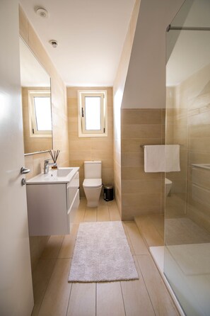 3 bedrooms, premium bedding, blackout curtains, iron/ironing board - Nirvana Seaside Villa (Pervolia)