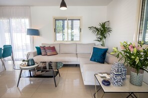 3 bedrooms, premium bedding, blackout drapes, iron/ironing board - Nirvana Seaside Villa (Pervolia)