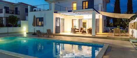 Sesongbasert utendørsbasseng og solsenger