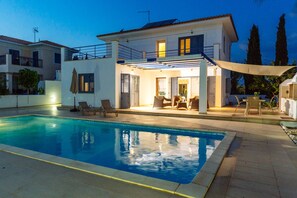 Seasonal outdoor pool, sun loungers - Nirvana Seaside Villa (Pervolia)