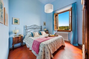 9 chambres, coffres-forts dans les chambres, fer et planche à repasser