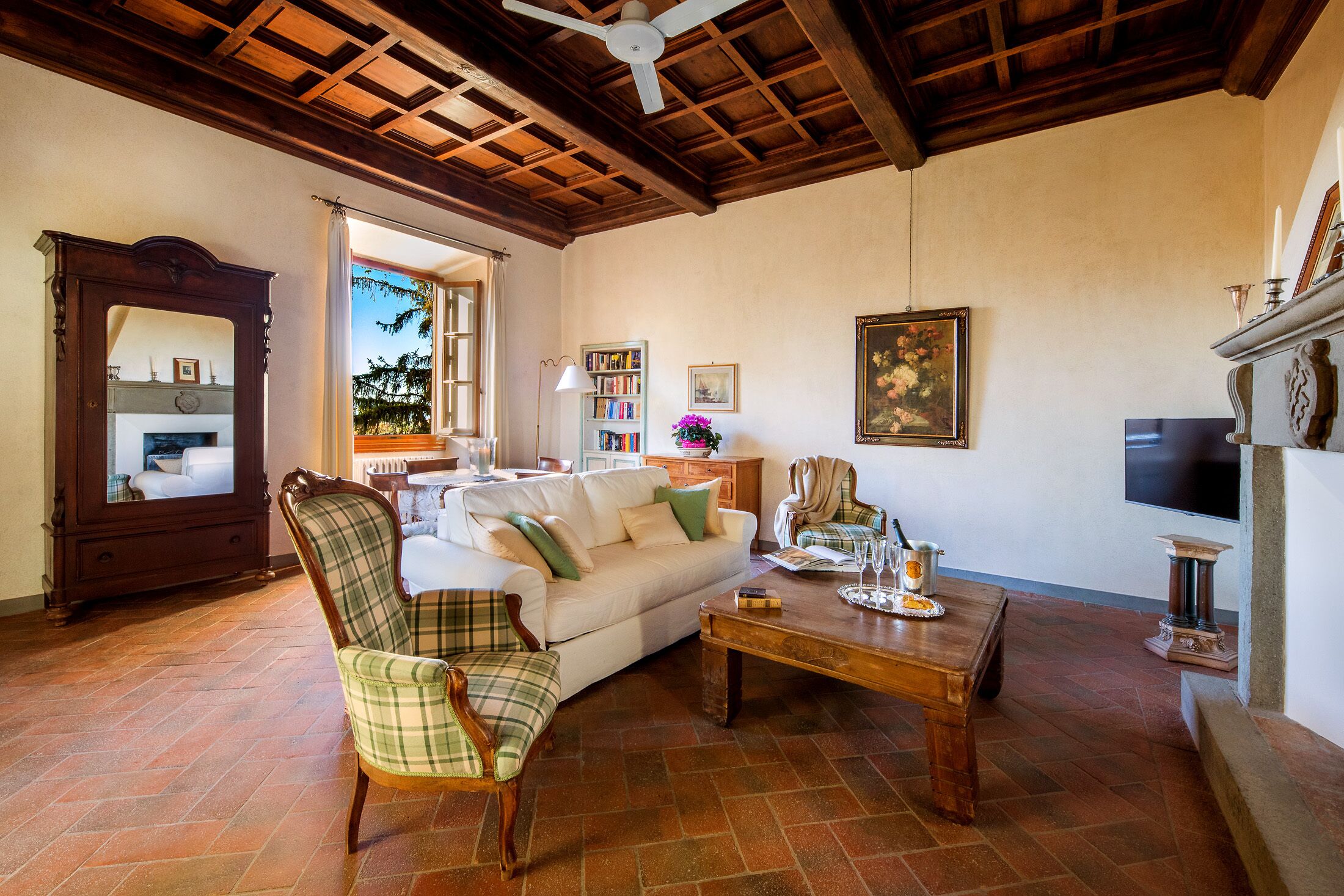 智能电视、壁炉、乒乓球、书