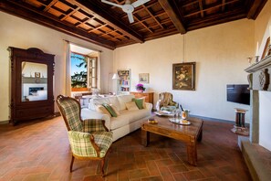 TV connectée, cheminée, table de tennis de table, livres