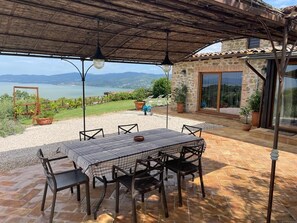 Outdoor dining - Villa Marghi, modern villa with infinity pool overlooking Lake Trasimeno (Magione)
