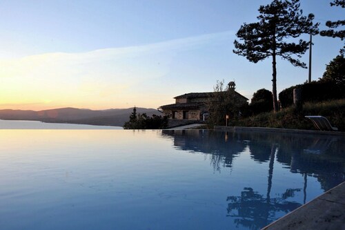 Villa Marghi, modern villa with infinity pool overlooking Lake Trasimeno