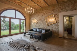 TV, fireplace - Villa Marghi, modern villa with infinity pool overlooking Lake Trasimeno (Magione)