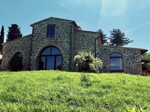 Exterior - Villa Marghi, modern villa with infinity pool overlooking Lake Trasimeno (Magione)