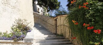 ** Het zwembad is warm en de Chai Garden is omgeven door zonnebloemen - Magic **