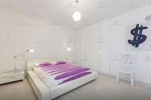 3 bedrooms, in-room safe, iron/ironing board, travel crib