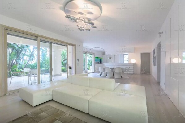 A modern interior with a sectional sofa, a dining area, and a kitchen. - Beautiful beach with Private Pool Villa in Castellammare del Golfo (Castellammare del Golfo)
