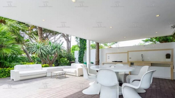 A modern outdoor patio with white furniture, a dining table, and a kitchen area. - Beautiful beach with Private Pool Villa in Castellammare del Golfo (Castellammare del Golfo)
