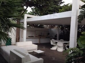 An outdoor patio area with a white sofa, dining table, and chairs. - Beautiful beach with Private Pool Villa in Castellammare del Golfo (Castellammare del Golfo)