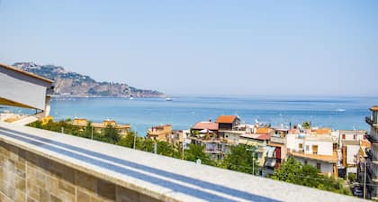 JARDINS NAXOS PENTHOUSE Ă QUELQUES PAS DE LA MER AVEC DES VUES Ă COUPER LE COUP