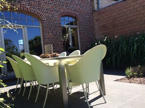 Outdoor dining - Kunstmin, cozy holiday home in the Ypres and Passendale regions (Zonnebeke)