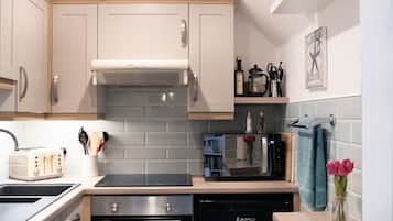 Een koelkast, een magnetron, een oven, een kookplaat