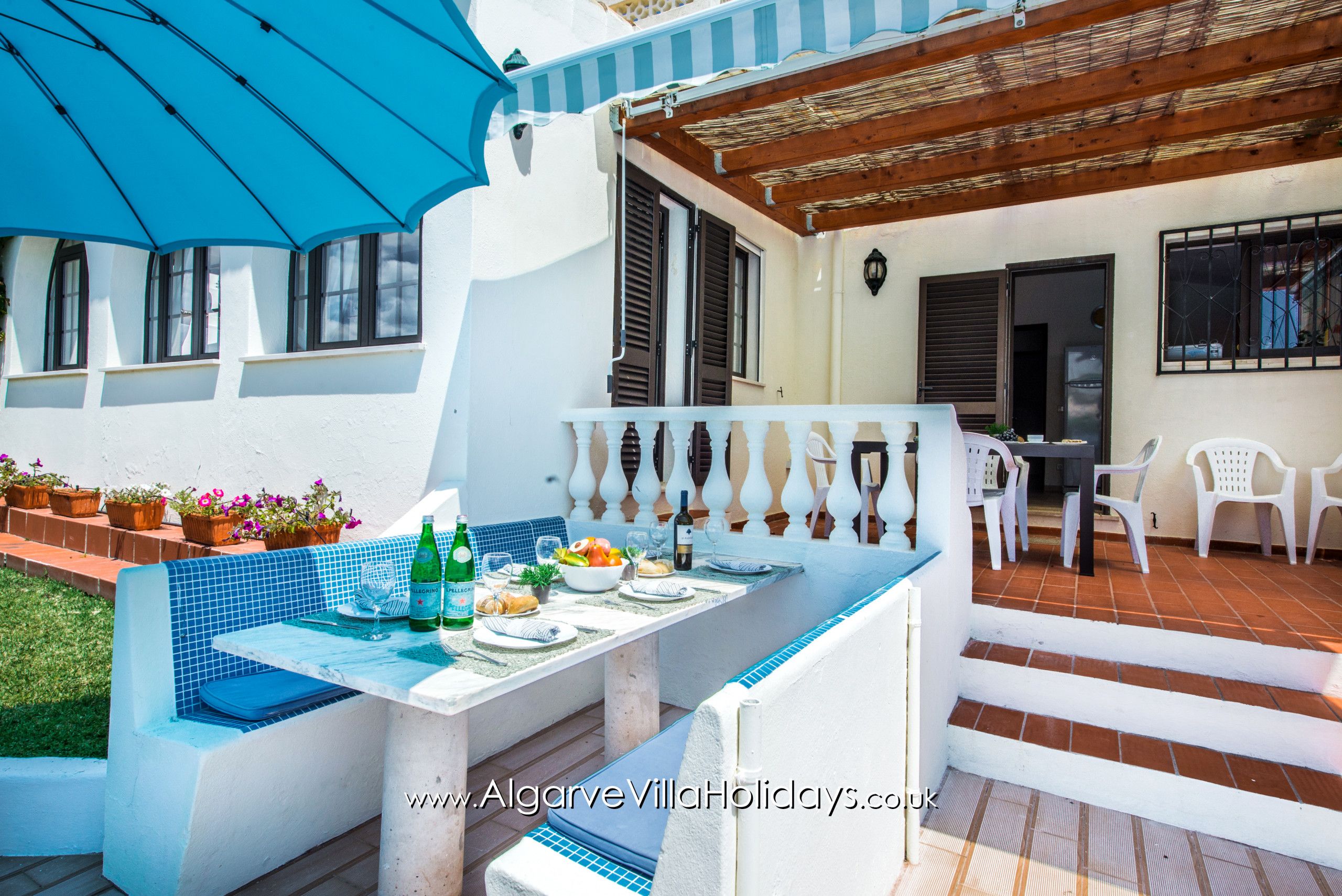Outside dining area with view to swimming pool