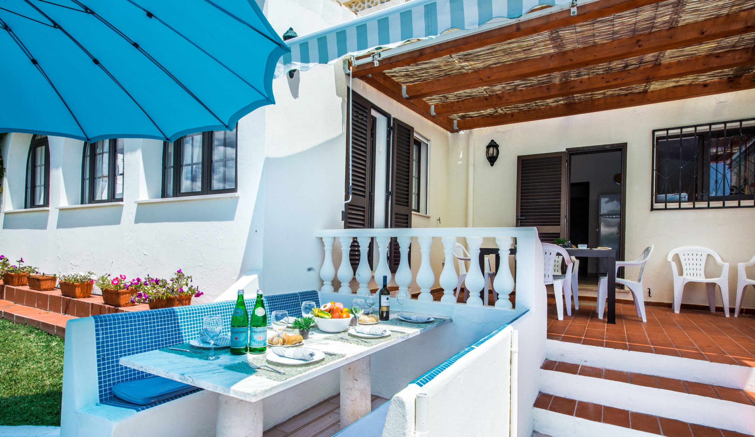 Outside dining area with view to swimming pool