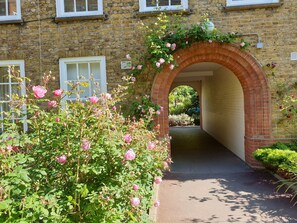 Property grounds - Fabulous one double bedroom flat in garden setting by the river in Battersea (London)