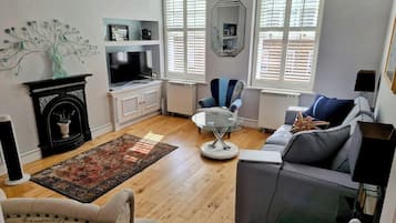 Smart TV, fireplace, books, stereo