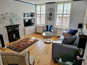 Smart TV, fireplace, books, stereo - Fabulous one double bedroom flat in garden setting by the river in Battersea (London)